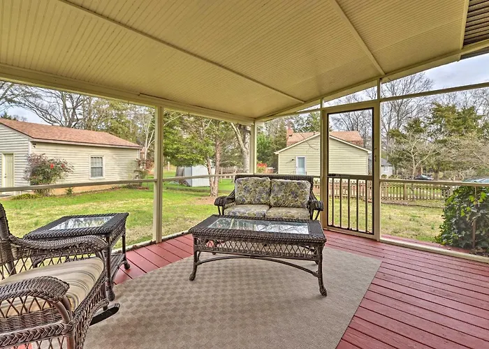 Cozy Home With Fenced Yard Less Than 1 Mi Downtown Matthews!